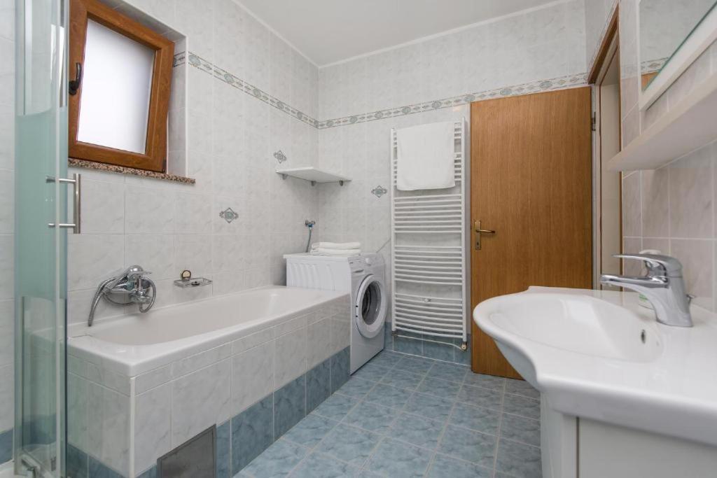 Apartments "Alen" Nedeščina Kültér fotó
