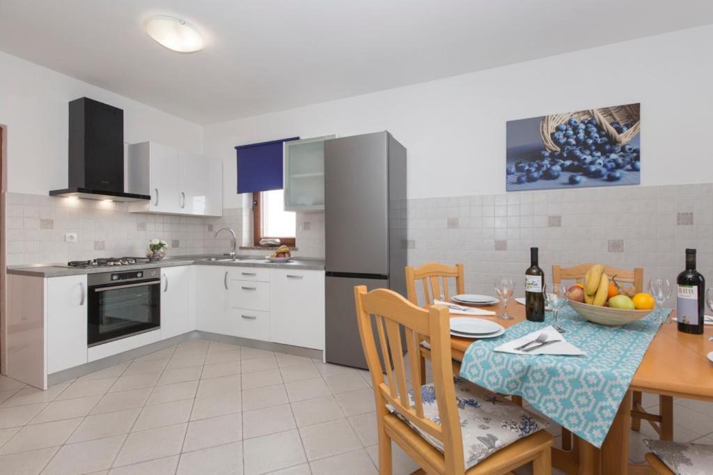 Apartments "Alen" Nedeščina Kültér fotó